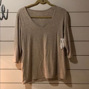 🔥NWT🔥 V-neck 3/4 sleeve shirt